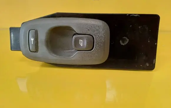 Volvo S60 Electric window control switch 8682950