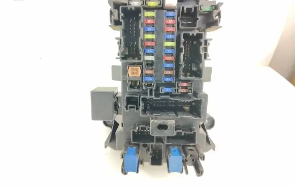 Suzuki Grand Vitara II Fuse module 64J2 08517F25 38610-84F21