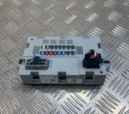 Jaguar XE Fuse module CPLA14Q073AA 73707520 1610050421