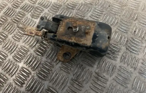 Toyota Hilux (AN10, AN20, AN30) Engine mount bracket