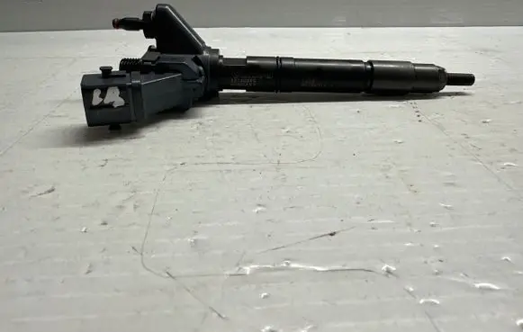 Volvo XC90 Fuel injector 32140080