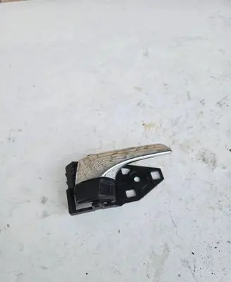 Toyota RAV 4 (XA40) Front door interior handle