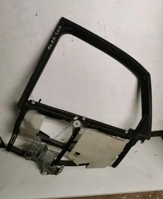 Rear door manual window regulator