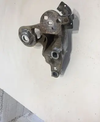 Audi A4 S4 B7 8E 8H Engine mounting bracket 8E0199352F