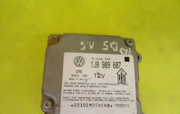 Volkswagen PASSAT B5 Airbag control unit/module 1J0909607