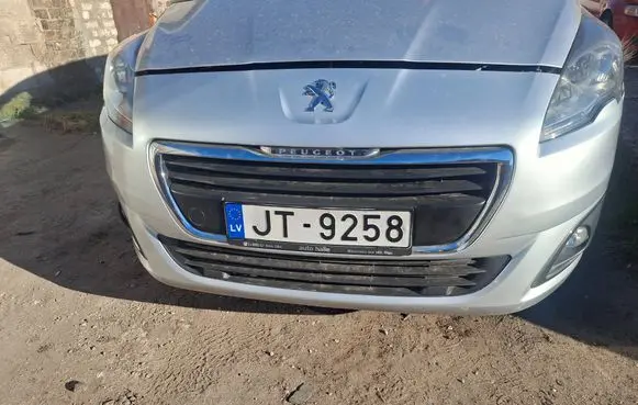 Peugeot 5008 Front bumper 
