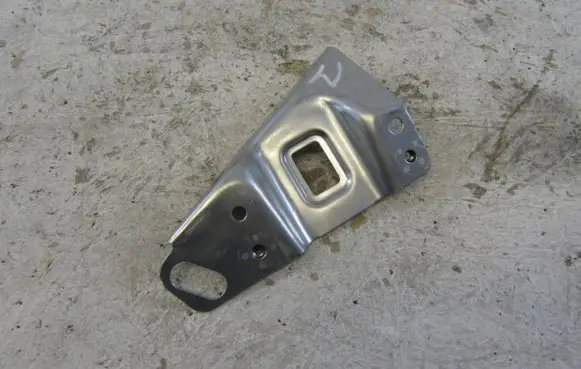 Fender mounting bracket