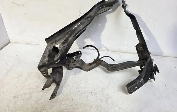 Mercedes-Benz C W204 Headlight/headlamp mounting bracket 204626044