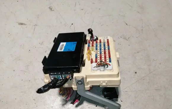 Hyundai Sonata Fuse module 954003D300