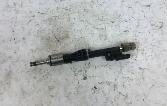BMW 5 F10 F11 Fuel injector 7568607 10213541