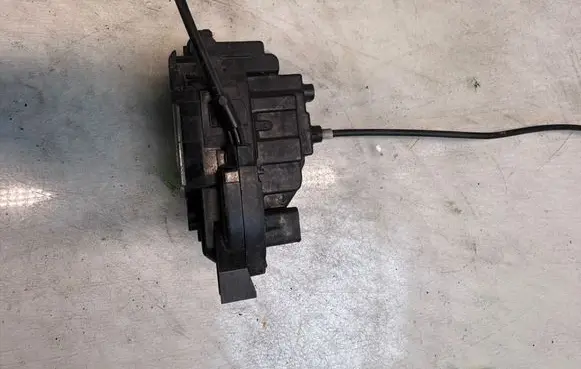 Renault Clio III Front door lock 2133
