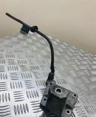 BMW 5 E39 Engine mounting bracket 675122601