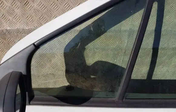 Renault Scenic I Front door vent window glass four-door 