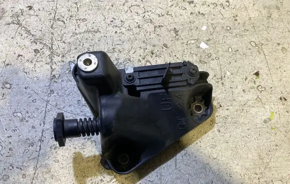 Chrysler 200 Radiator mount bracket 68175034AA 1337798X