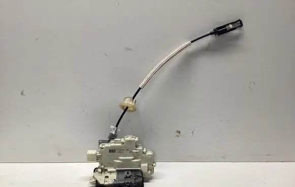 Volkswagen Touareg II Front door lock 8J2837015A
