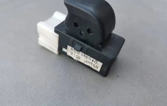 Subaru Outback Electric window control switch 83071AE040 2196