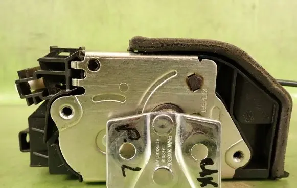 BMW X3 E83 Front door lock 7167073
