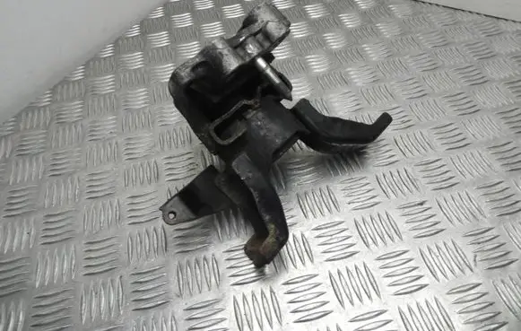 Toyota Prius (XW30) Engine mount bracket VD16370