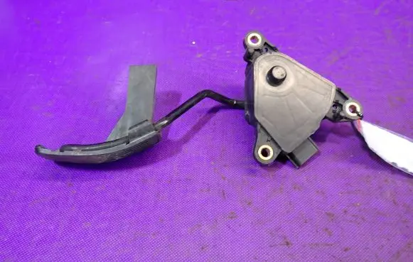 Nissan Qashqai Accelerator throttle pedal 1718C01105