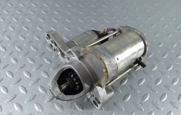 Dacia Sandero III Starter motor 233008820R