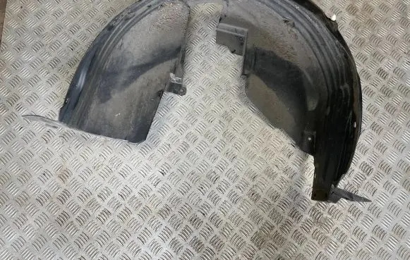 Rear arch fender liner splash guards