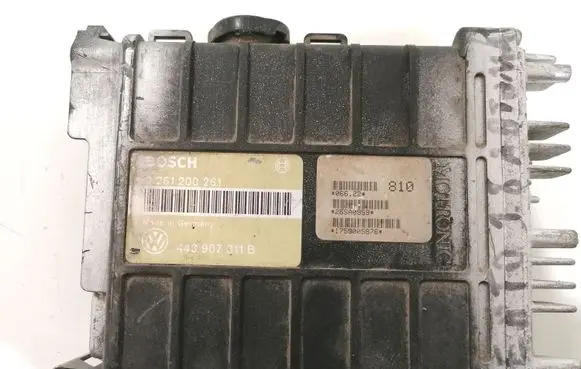 Volkswagen PASSAT B3 Engine control unit/module 443907311B 0261200261