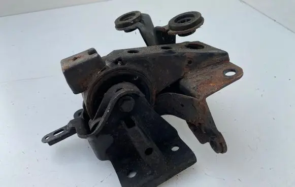 Nissan Primera Engine mount bracket