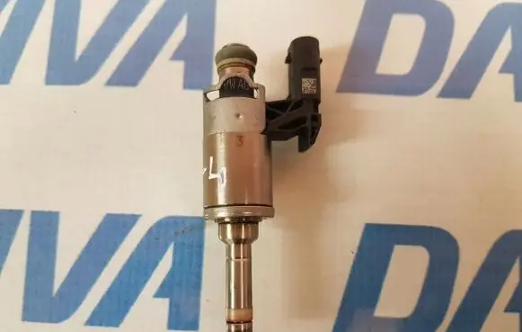 Volkswagen Golf Cross Fuel injector 0261500248 04E133036A