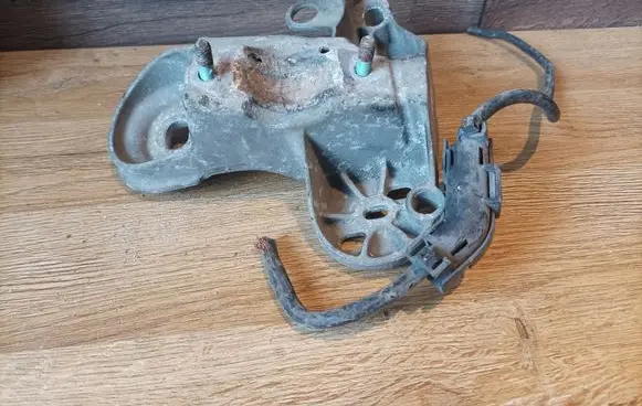 Volkswagen PASSAT B5 Engine mounting bracket 4B0199352B