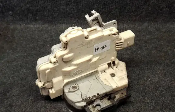 Audi A4 S4 B7 8E 8H Rear door lock 8E0839016AA