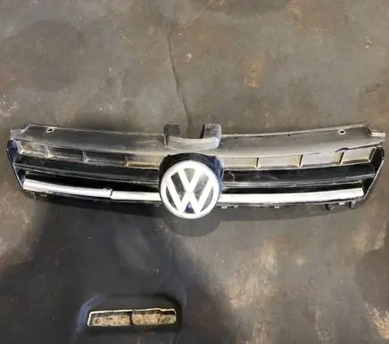 Volkswagen Golf VII Front bumper upper radiator grill 5G0853653E