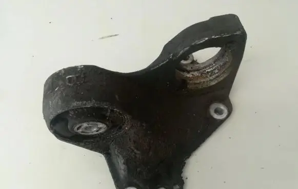 Peugeot 605 Engine mounting bracket 9600983210