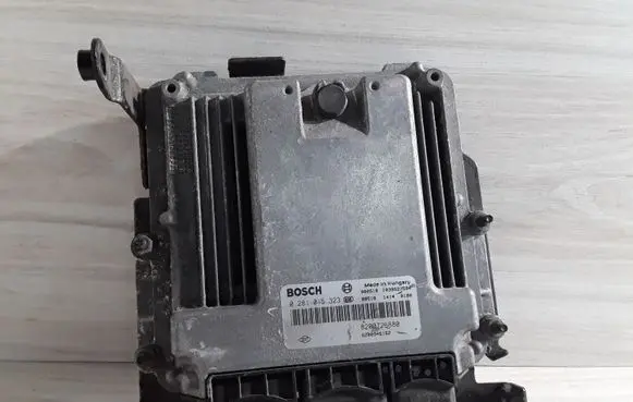 Renault Laguna III Engine control unit/module 0281015323 8200726880