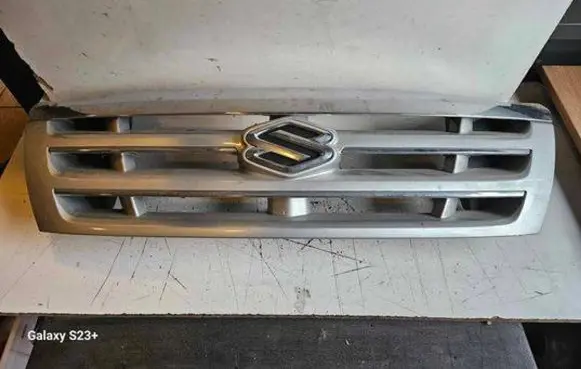 Suzuki Grand Vitara I Front bumper upper radiator grill 7211152D00