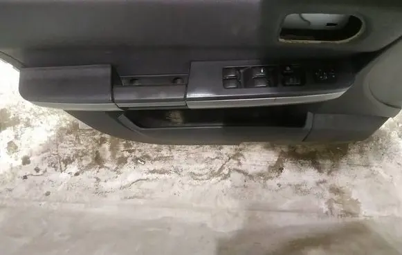 Mitsubishi Endeavor Front door card panel trim