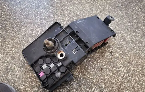 Mercedes-Benz CLS C219 Fuse module 2115461141