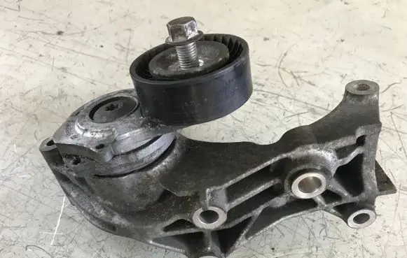 Opel Astra J Generator/alternator belt tensioner 55565570