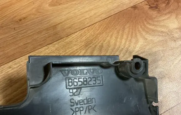 Volvo V70 Engine cover (trim) 8658235