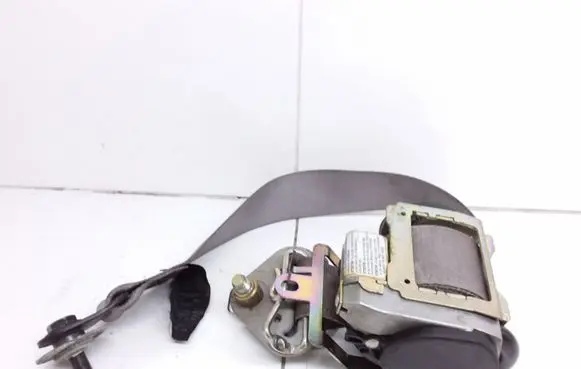Mazda 323 Front seatbelt E40430031 600704700 BL2A57L90