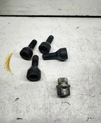 BMW 5 E39 Anti-theft wheel nuts and lock 