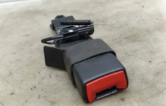 Toyota Avensis T270 Rear seatbelt buckle 7338005020 609311000 23022010