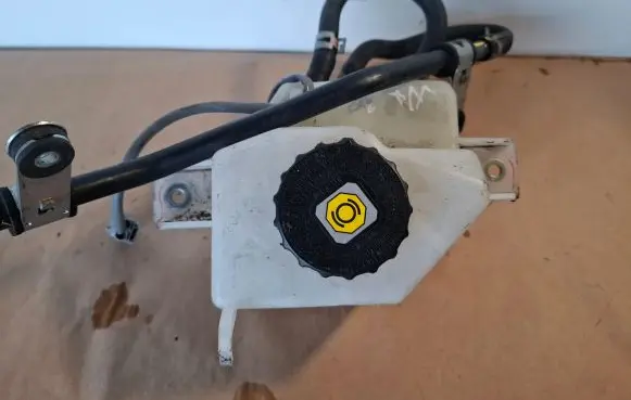 Lexus NX Brake fluid reservoir 9021