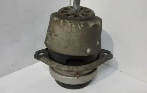 Volkswagen Touareg I Engine mount bracket 7L6199131A