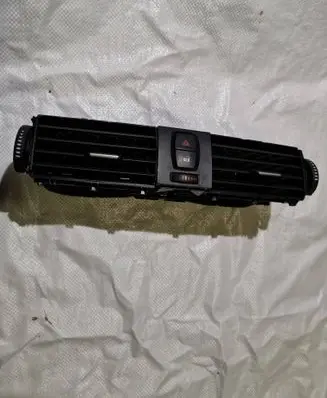BMW 4 F32 F33 Dash center air vent grill 9218552
