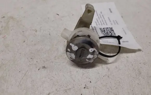 Renault Clio II Front door lock (next to the handle) 