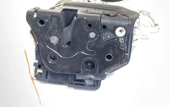 Volkswagen PASSAT B6 Rear door lock 3C4839016A