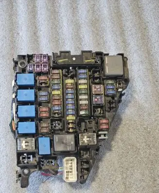 Subaru Legacy Fuse module MB008700B