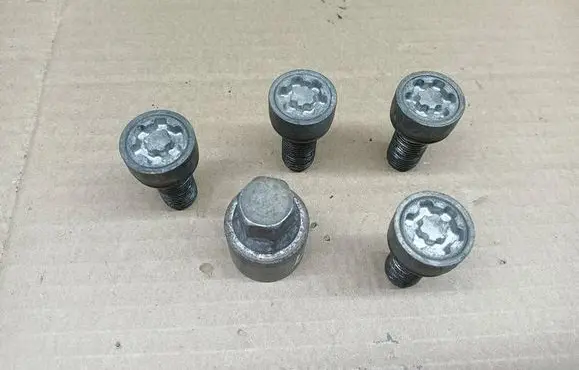 Seat Leon (1P) Anti-theft wheel nuts and lock 