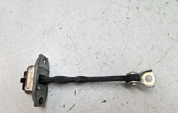 Suzuki Grand Vitara II Rear door check strap stopper