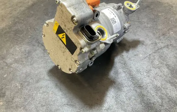 Volvo XC40 Air conditioning (A/C) compressor (pump) 32275988 AE01HHA27A P32275986
